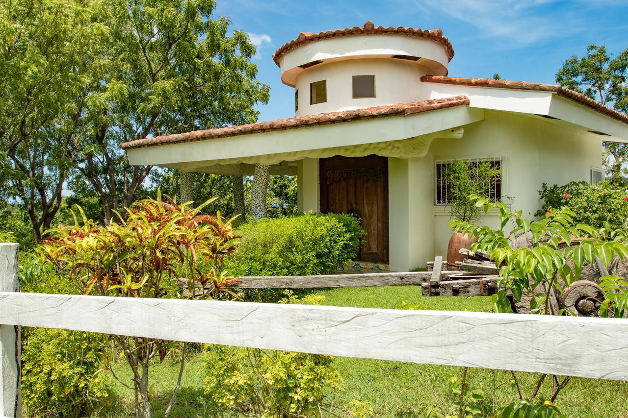 Two Brothers Surf Resort Tola Exterior foto